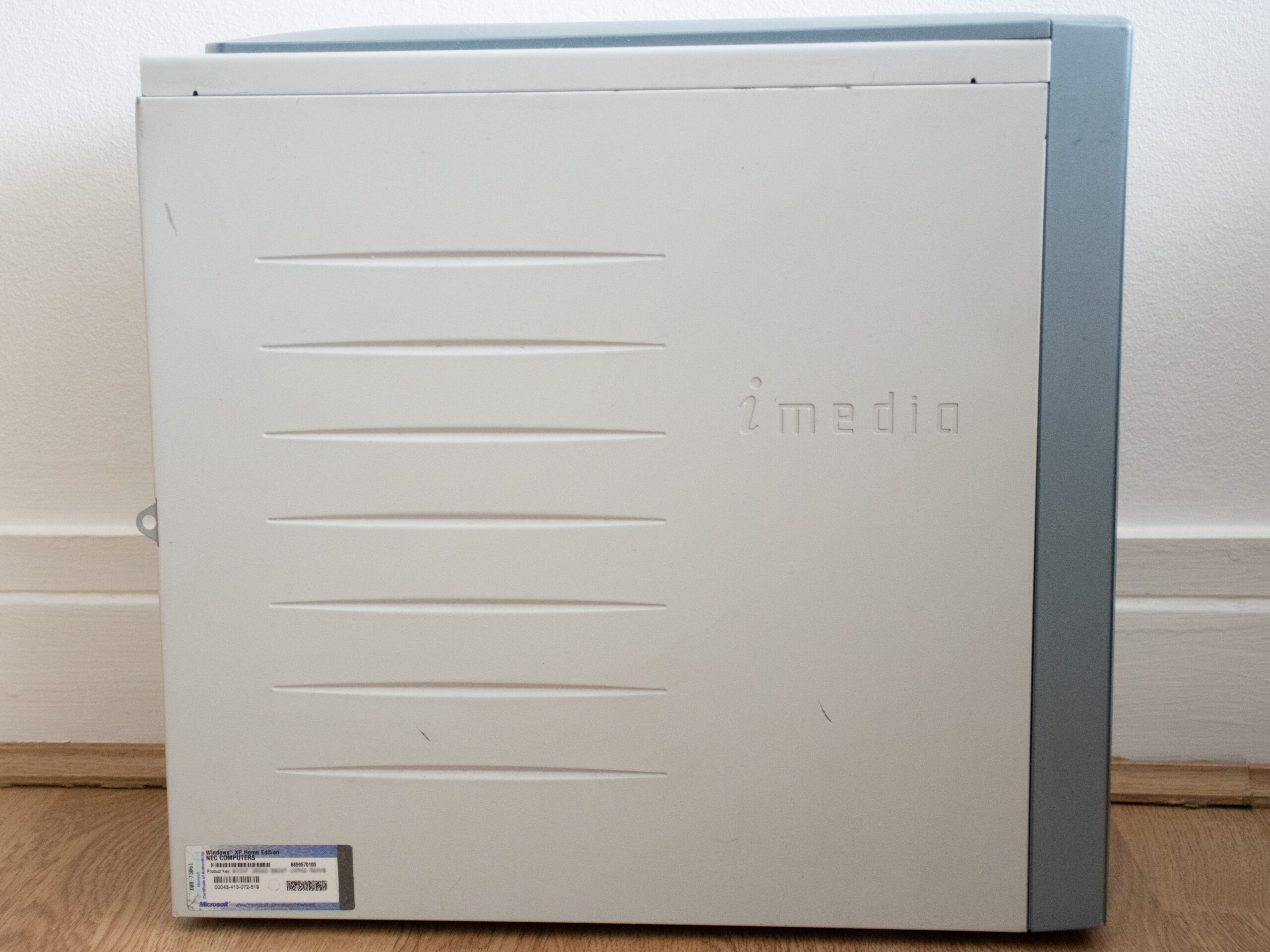 Packard Bell iMedia SL 9442 - côté